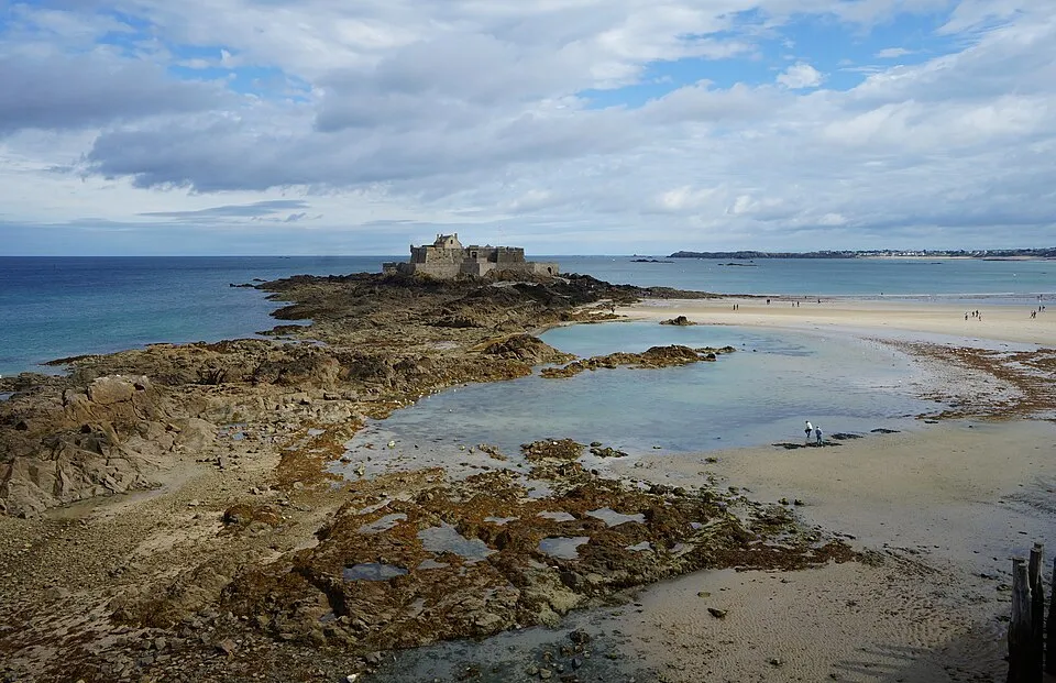 Saint-Malo — walled city meets dramatic tides on the Breton coast