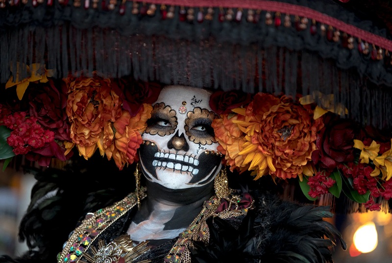 Día de los Muertos ofrenda and calavera face paint