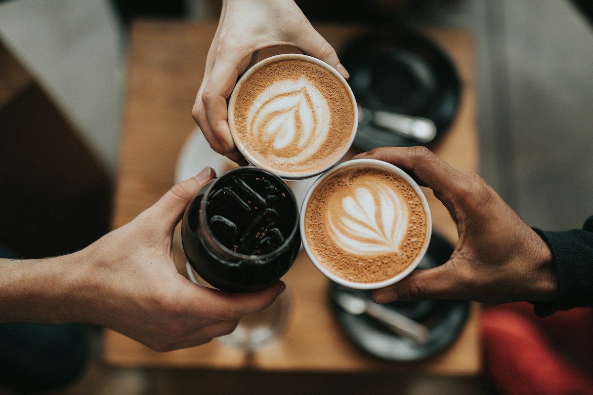 Burr grinder dispensing grounds into portafilter