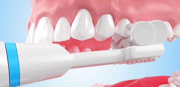 Three-sided brush head geometry engaging all tooth surfaces